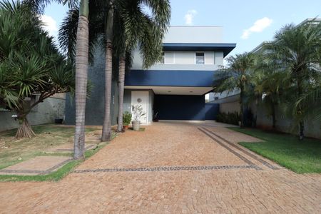 Casa de condomínio para alugar com 480m², 4 quartos e 4 vagasFachada