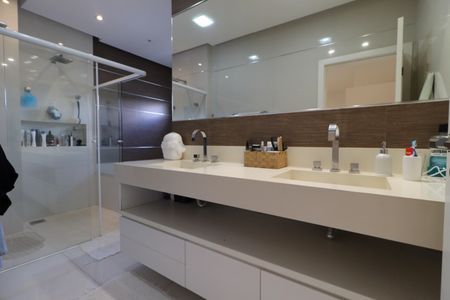 Casa de condomínio para alugar com 480m², 4 quartos e 4 vagasBanheiro da Suíte 1