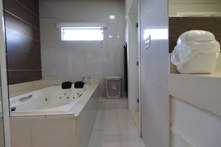 Casa de condomínio para alugar com 480m², 4 quartos e 4 vagasBanheiro da Suíte 1