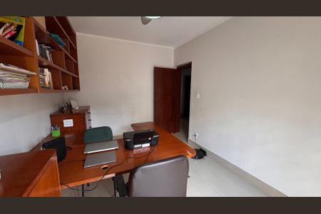 Casa à venda com 224m², 4 quartos e 6 vagasEscritório
