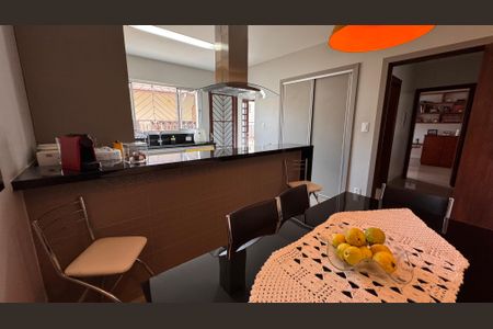 Casa à venda com 224m², 4 quartos e 6 vagasSala de Jantar