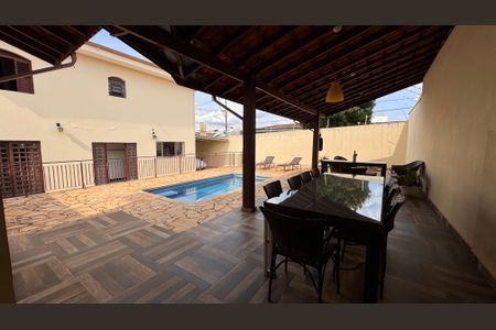 Casa à venda com 224m², 4 quartos e 6 vagasÁrea externa