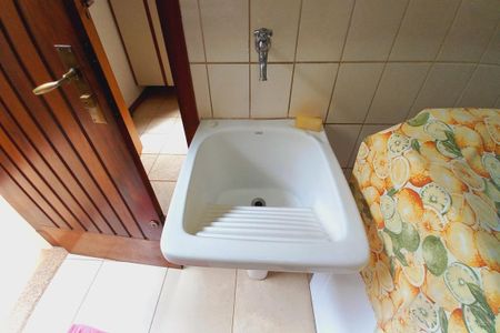 Casa de condomínio à venda com 363m², 4 quartos e 4 vagas Casa de condomínio à venda com 363m², 4 quartos e 4 vagasDetalhe da Área de Serviço