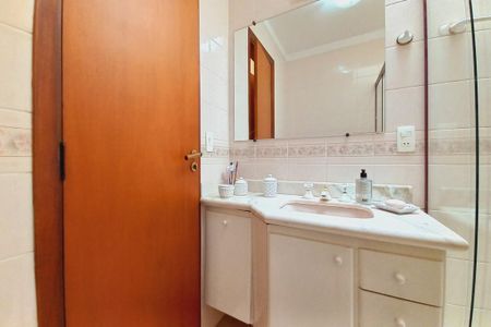 Casa de condomínio à venda com 363m², 4 quartos e 4 vagas Casa de condomínio à venda com 363m², 4 quartos e 4 vagasBanheiro da Suíte