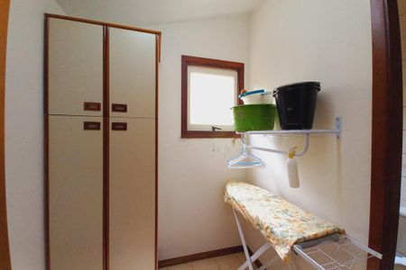 Casa de condomínio à venda com 363m², 4 quartos e 4 vagas Casa de condomínio à venda com 363m², 4 quartos e 4 vagasLavanderia