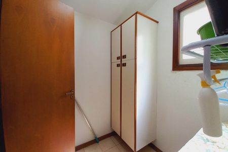 Casa de condomínio à venda com 363m², 4 quartos e 4 vagas Casa de condomínio à venda com 363m², 4 quartos e 4 vagasLavanderia