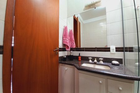 Casa de condomínio à venda com 363m², 4 quartos e 4 vagas Casa de condomínio à venda com 363m², 4 quartos e 4 vagasBanheiro