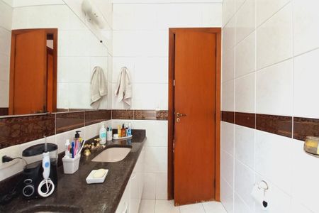 Casa de condomínio à venda com 363m², 4 quartos e 4 vagas Casa de condomínio à venda com 363m², 4 quartos e 4 vagasBanheiro da Suíte 4