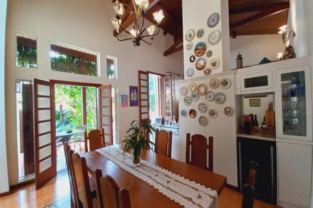 Casa de condomínio à venda com 363m², 4 quartos e 4 vagas Casa de condomínio à venda com 363m², 4 quartos e 4 vagasSala de Jantar