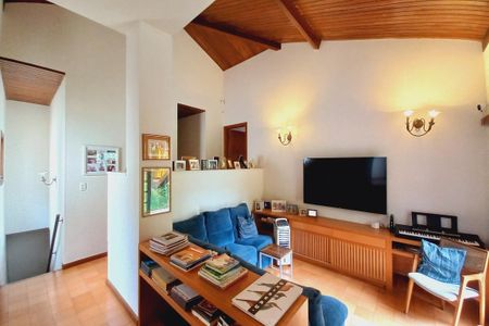 Casa de condomínio à venda com 363m², 4 quartos e 4 vagas Casa de condomínio à venda com 363m², 4 quartos e 4 vagasSala de TV