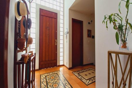 Casa de condomínio à venda com 363m², 4 quartos e 4 vagas Casa de condomínio à venda com 363m², 4 quartos e 4 vagasHall de Entrada