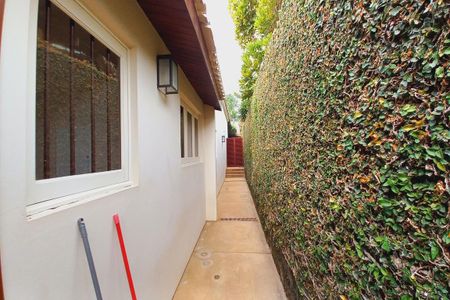 Casa de condomínio à venda com 363m², 4 quartos e 4 vagas Casa de condomínio à venda com 363m², 4 quartos e 4 vagasCorredor externo