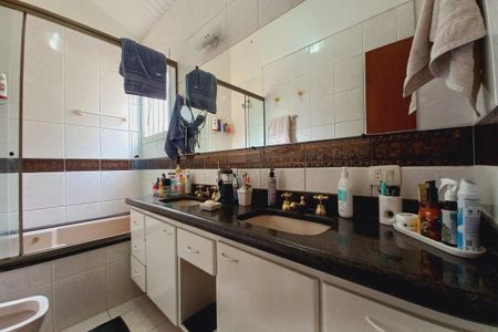 Casa de condomínio à venda com 363m², 4 quartos e 4 vagas Casa de condomínio à venda com 363m², 4 quartos e 4 vagasBanheiro da Suíte 4