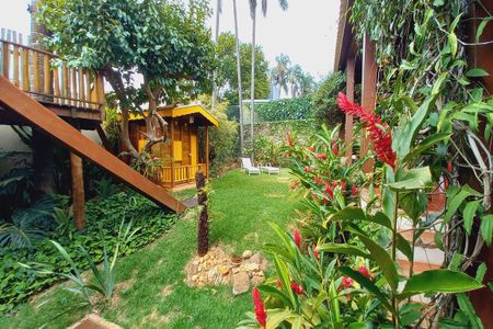 Casa de condomínio à venda com 363m², 4 quartos e 4 vagas Casa de condomínio à venda com 363m², 4 quartos e 4 vagasVista da sala de TV