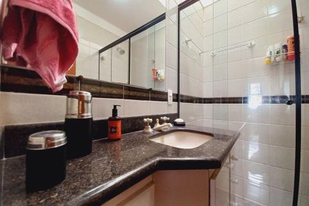 Casa de condomínio à venda com 363m², 4 quartos e 4 vagas Casa de condomínio à venda com 363m², 4 quartos e 4 vagasBanheiro