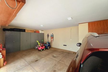 Casa de condomínio à venda com 363m², 4 quartos e 4 vagas Casa de condomínio à venda com 363m², 4 quartos e 4 vagasGaragem