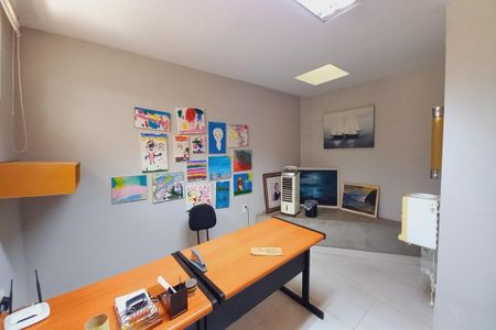 Casa de condomínio à venda com 363m², 4 quartos e 4 vagas Casa de condomínio à venda com 363m², 4 quartos e 4 vagasEscritório