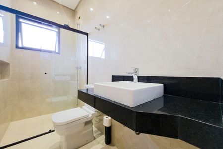 Casa de condomínio para alugar com 664m², 3 quartos e 4 vagasBanheiro