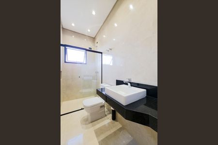 Casa de condomínio para alugar com 664m², 3 quartos e 4 vagasBanheiro