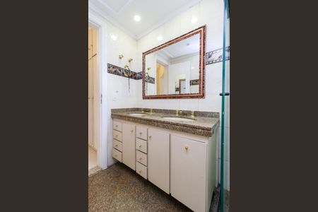 Apartamento para alugar com 190m², 3 quartos e 3 vagas Apartamento para alugar com 190m², 3 quartos e 3 vagasBanheiro da Suíte 1