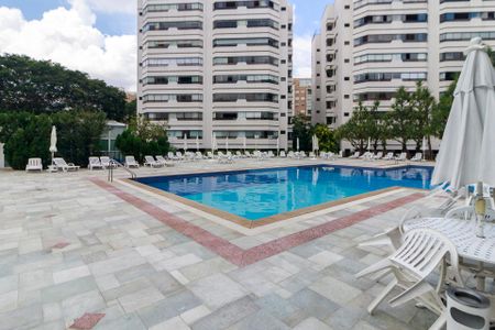 Apartamento para alugar com 190m², 3 quartos e 3 vagas Apartamento para alugar com 190m², 3 quartos e 3 vagasÁrea Comum - Piscina