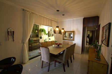 Apartamento para alugar com 320m², 5 quartos e 2 vagas Apartamento para alugar com 320m², 5 quartos e 2 vagasSala de Jantar