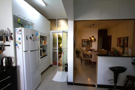 Apartamento para alugar com 320m², 5 quartos e 2 vagas Apartamento para alugar com 320m², 5 quartos e 2 vagasCozinha