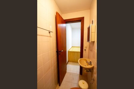 Apartamento para alugar com 235m², 4 quartos e 2 vagas Apartamento para alugar com 235m², 4 quartos e 2 vagasBanheiro de Serviço