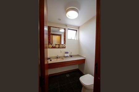 Apartamento para alugar com 235m², 4 quartos e 2 vagas Apartamento para alugar com 235m², 4 quartos e 2 vagasBanheiro da Suíte