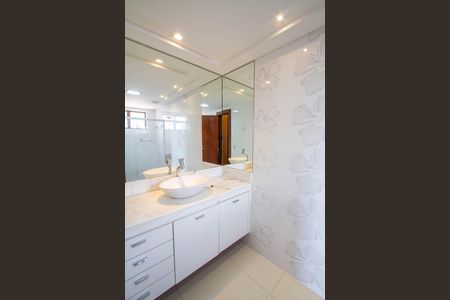 Apartamento para alugar com 235m², 4 quartos e 2 vagas Apartamento para alugar com 235m², 4 quartos e 2 vagasBanheiro 2