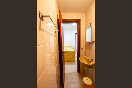 Apartamento para alugar com 235m², 4 quartos e 2 vagas Apartamento para alugar com 235m², 4 quartos e 2 vagasBanheiro de Serviço