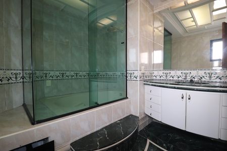 Apartamento à venda com 212m², 4 quartos e 3 vagasBanheiro Quarto 3 suíte