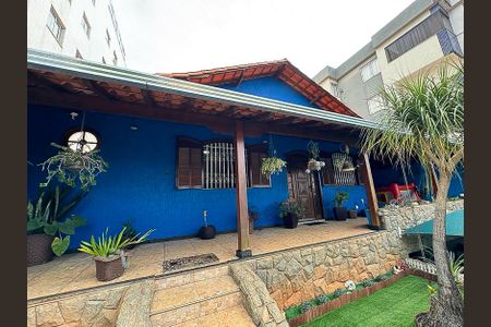 Casa à venda com 242m², 4 quartos e 4 vagasFachada