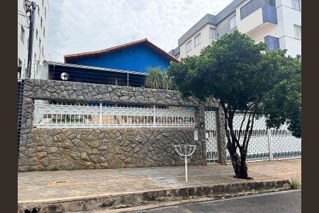 Casa à venda com 242m², 4 quartos e 4 vagasFachada
