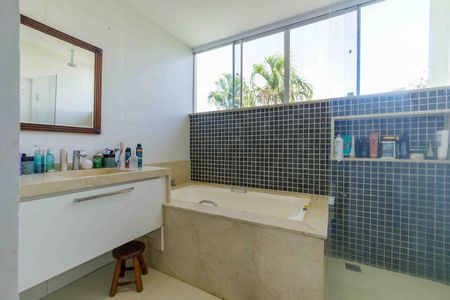 Casa de condomínio para alugar com 300m², 5 quartos e 3 vagas Casa de condomínio para alugar com 300m², 5 quartos e 3 vagasBanheiro da Suíte 1