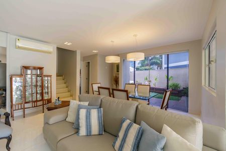 Casa de condomínio para alugar com 300m², 5 quartos e 3 vagas Casa de condomínio para alugar com 300m², 5 quartos e 3 vagasSala