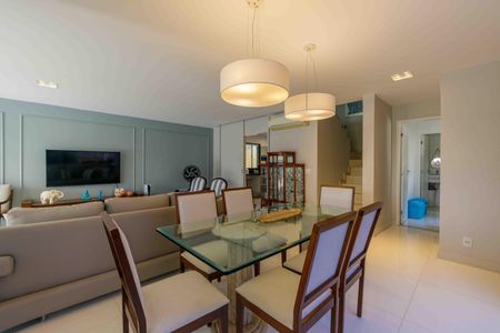 Casa de condomínio para alugar com 300m², 5 quartos e 3 vagas Casa de condomínio para alugar com 300m², 5 quartos e 3 vagasSala