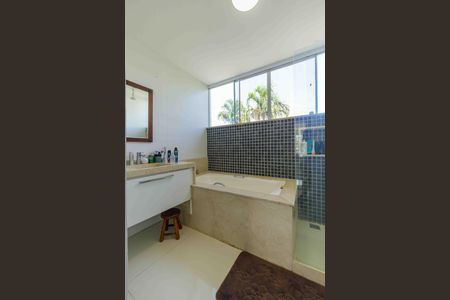 Casa de condomínio para alugar com 300m², 5 quartos e 3 vagas Casa de condomínio para alugar com 300m², 5 quartos e 3 vagasBanheiro da Suíte 1