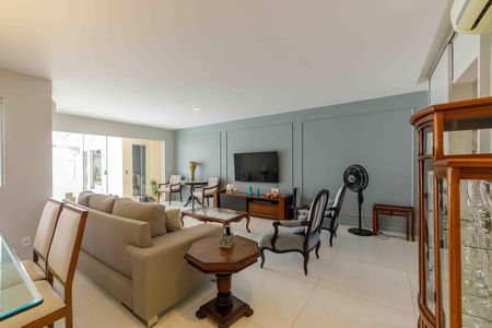 Casa de condomínio para alugar com 300m², 5 quartos e 3 vagas Casa de condomínio para alugar com 300m², 5 quartos e 3 vagasSala