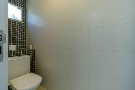 Casa de condomínio para alugar com 300m², 5 quartos e 3 vagas Casa de condomínio para alugar com 300m², 5 quartos e 3 vagasBanheiro da Suíte 1