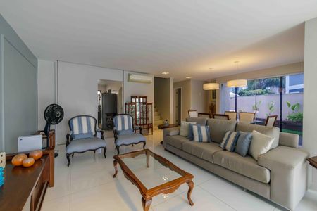 Casa de condomínio para alugar com 300m², 5 quartos e 3 vagas Casa de condomínio para alugar com 300m², 5 quartos e 3 vagasSala