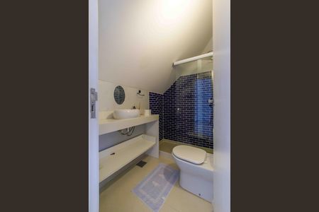 Casa de condomínio para alugar com 300m², 5 quartos e 3 vagas Casa de condomínio para alugar com 300m², 5 quartos e 3 vagasBanheiro da Suíte 4