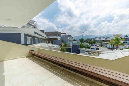 Casa de condomínio para alugar com 300m², 5 quartos e 3 vagas Casa de condomínio para alugar com 300m², 5 quartos e 3 vagasVaranda