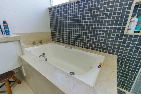 Casa de condomínio para alugar com 300m², 5 quartos e 3 vagas Casa de condomínio para alugar com 300m², 5 quartos e 3 vagasBanheiro da Suíte 1