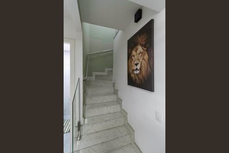 Casa de condomínio à venda com 143m², 3 quartos e 2 vagas Casa de condomínio à venda com 143m², 3 quartos e 2 vagasEscada