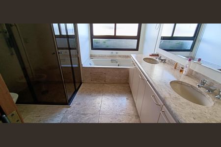 Apartamento para alugar com 228m², 4 quartos e 4 vagasBanheiro da Suíte 1