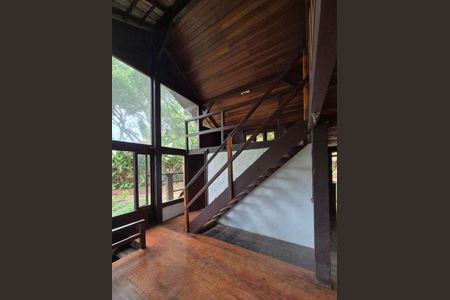 Casa de condomínio para alugar com 100m², 2 quartos e 4 vagasEscada