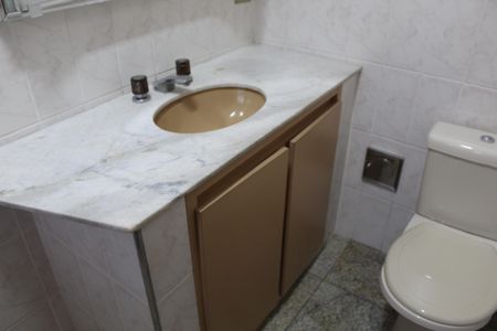 Casa de condomínio para alugar com 390m², 5 quartos e 4 vagasBanheiro