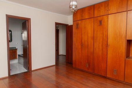 Casa à venda com 350m², 3 quartos e 4 vagasQuarto Suíte
