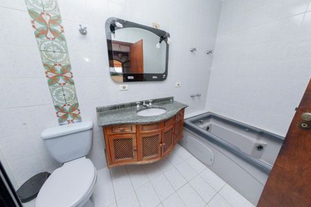 Casa à venda com 350m², 3 quartos e 4 vagasBanheiro da Suíte